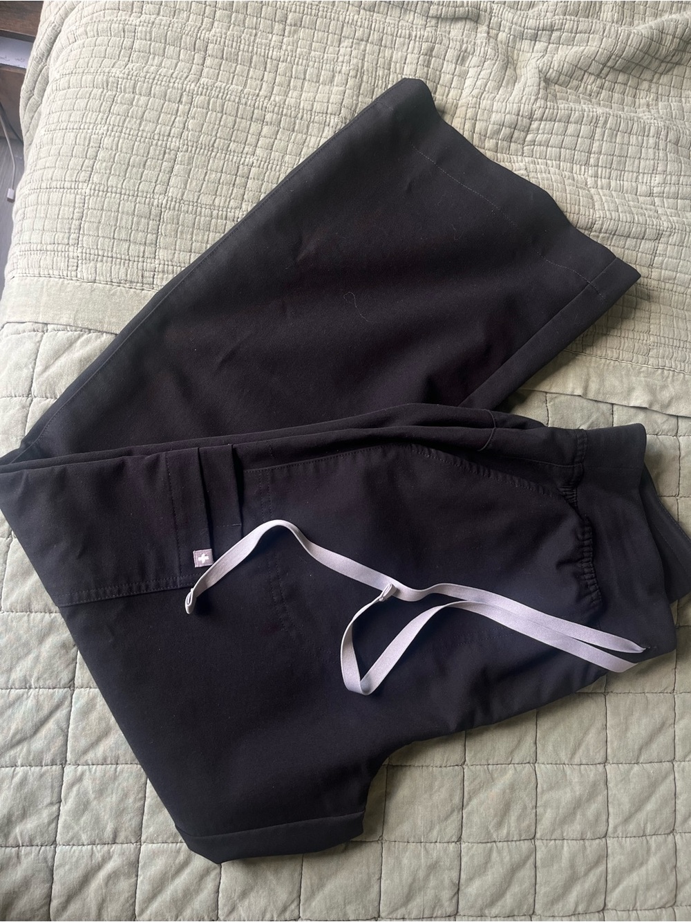 FIGS Kade Cargo Scrub Pants in Black, Size Medium Petite (M/P)